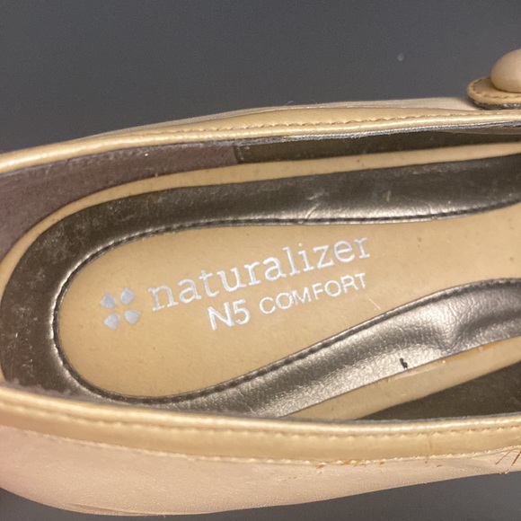 Naturalizer tan Mary Jane pumps with double strap and buttons, approx 3” heels - Picture 6 of 9